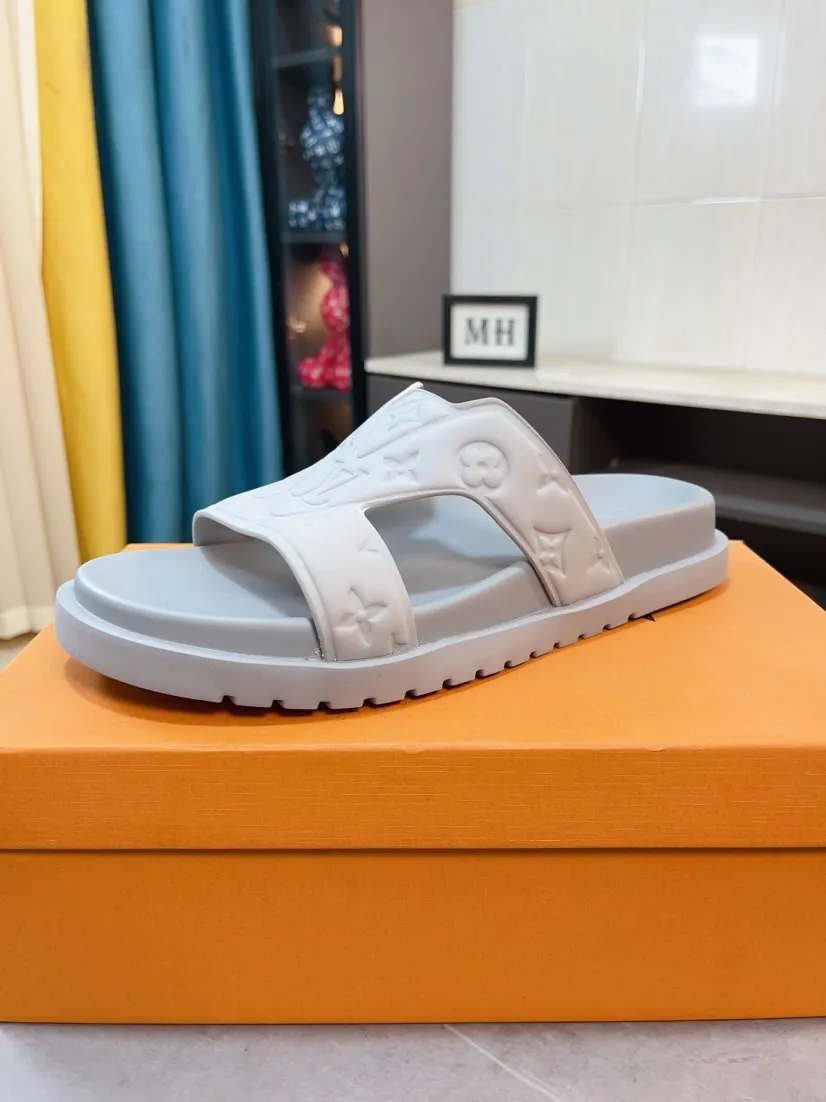 Men's shoes 💰360🌹🌹 (lv-Louis Vuitton) new men's sandals, high-end boutique, exquisite embossed logo decoration on the upper, fine workmanship, super soft soles, casual, loose and comfortable, a must-have in summer! \nsize：38-44